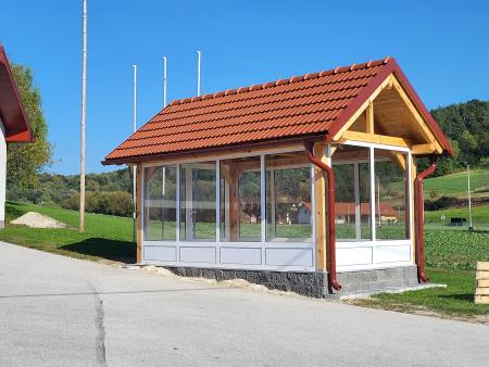 Muzejska zbirka z vaškim središčem v Prosečki vasi (zasteklitev lesenega objekta)